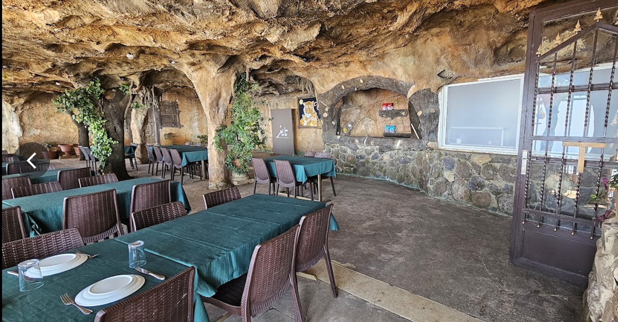 مطعم بقلب مغارة لبنان